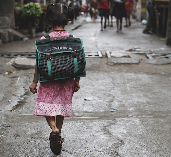 Una-niña-sale-de-las-clases-de-apoyo-escolar-en-el-slum-de-Jahangirpuriv de